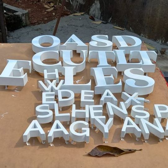 pengerjaan neon box huruf timbul (3)